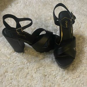 Quipid chunky black heels